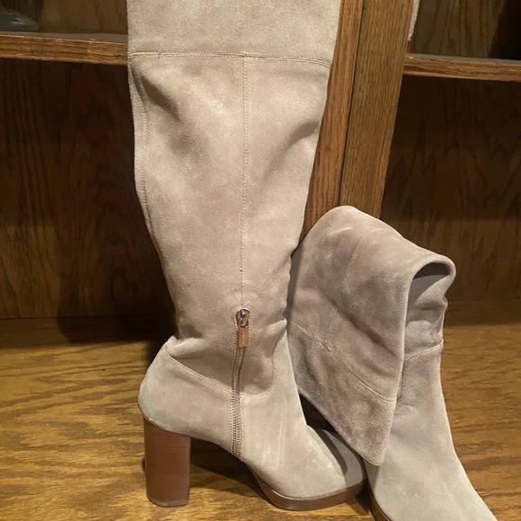 Michael Kors Elegant Beige Knee-High Women's Boots - Picture 2 of 16